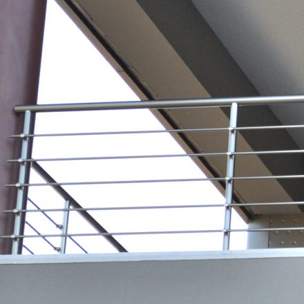 anodised-aluminium-railings-dlux-round-doukas-application-5