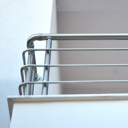 anodised-aluminium-railings-dlux-round-doukas-application-6