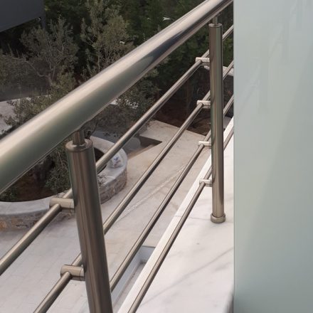 anodised-aluminium-railings-dlux-round-doukas-application-7